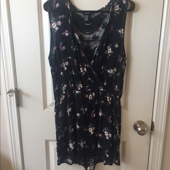 Cute summer jumpsuit never been worn! - Picture 4 of 4